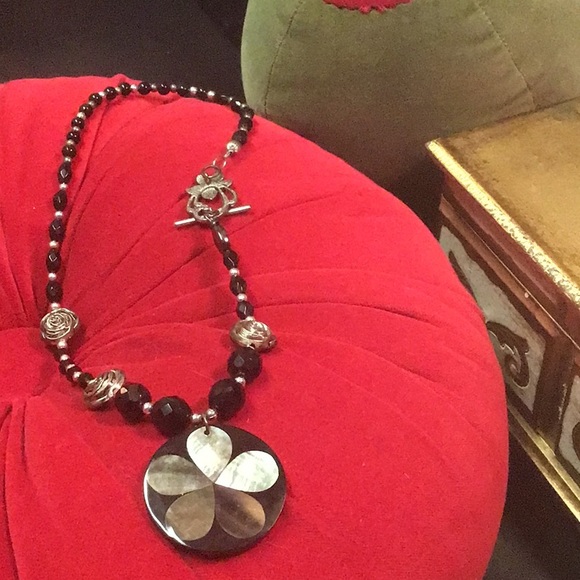 Abalone Shell Lacquerware Pendant with rosettes & beaded necklace - Picture 9 of 14